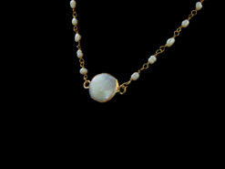 κολιε κολλητα στο λαιμο